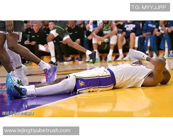 布克呼吁裁判在比赛中保持一致性吹罚标准应对等对待双方动作