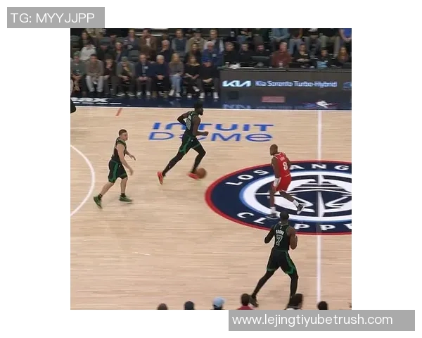 杰伦布朗三节狂砍30分5篮板助力球队进攻势头强劲