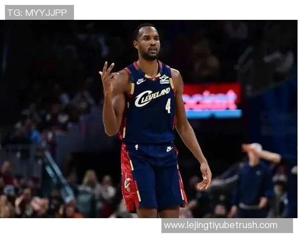 莫布里上半场表现出色三投三中贡献八分三板两助攻助力球队攻势 莫布里上半场表现出色三投三中贡献八分三板两助攻助力球队攻势